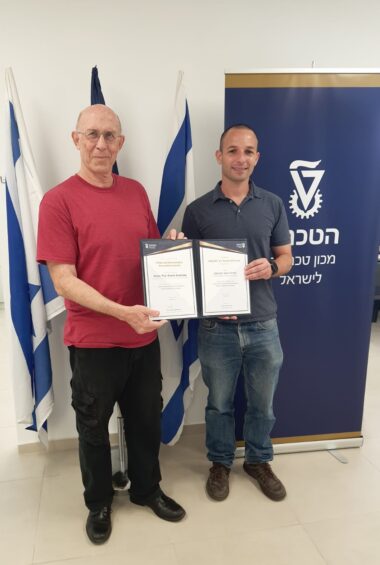 Prof. Kvatinsky received the Hershel Rich Innovation Prize from Prof. Koby Rubinstein, Technion's Vice President of Research and Development.
